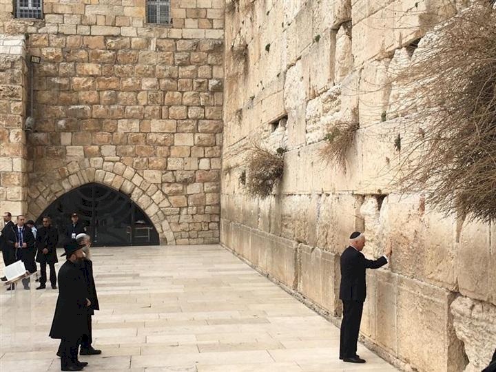 "بينس" يزور حائط البراق