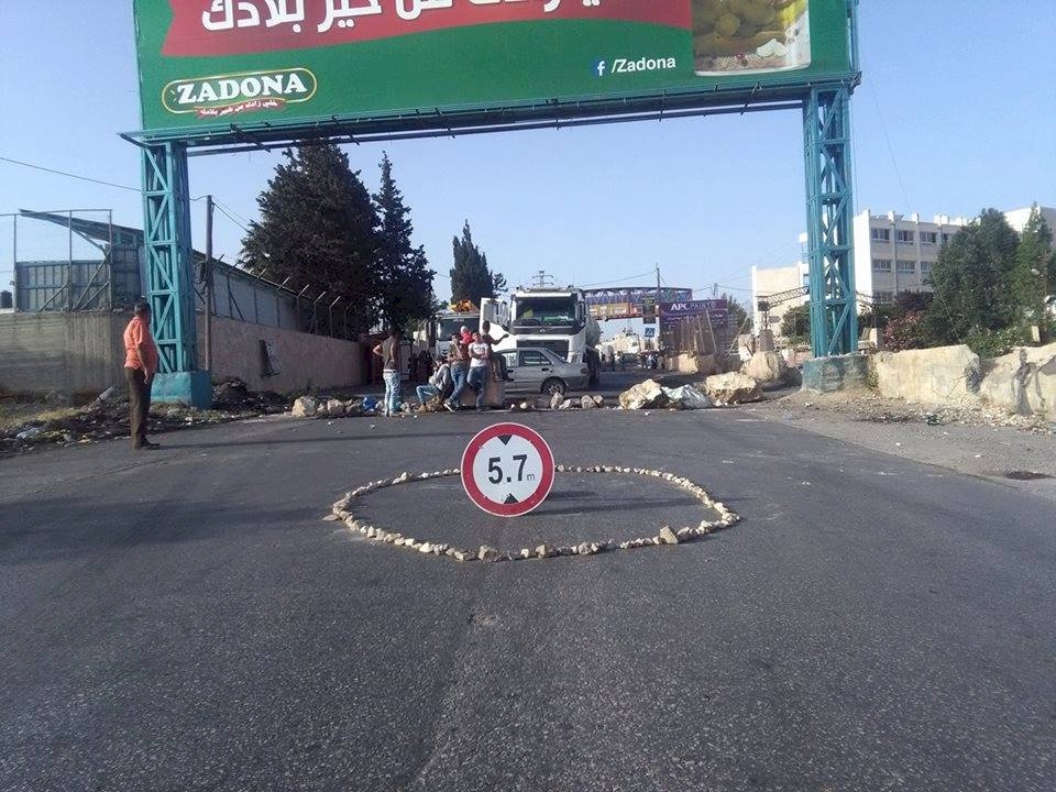 دعما للاضراب..شبان يغلقون طرقا في رام الله