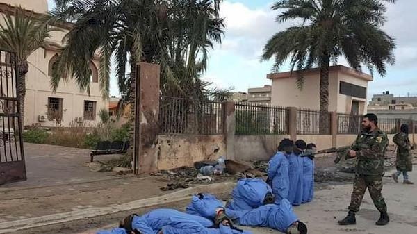 صور| إعدام 10 دواعش علناً في بنغازي