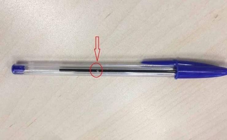 ما سبب وجود هذا الثقب الصغير وسط قلم الحبر؟