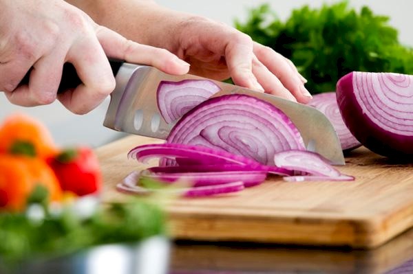 حيلة لتقطيع البصل من دون دموع
