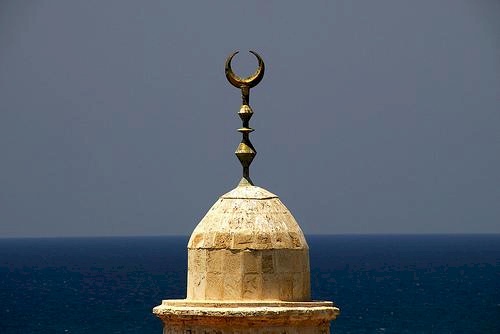 زوجان يتسببان بوقف الاذان !