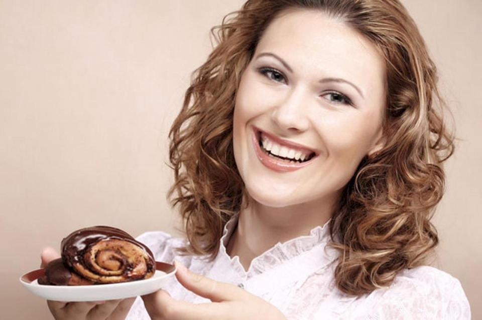 حيل سهلة تمنع زيادة وزنك بعد أكل السكّر