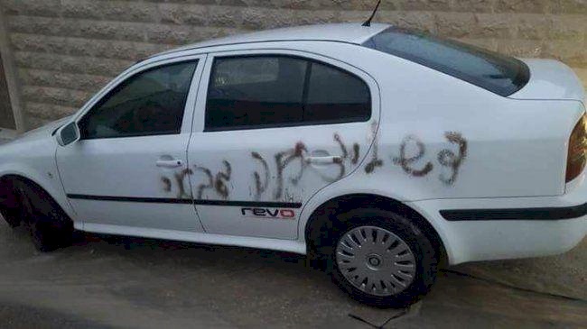مستوطنون يخطون عبارات عنصرية غرب نابلس