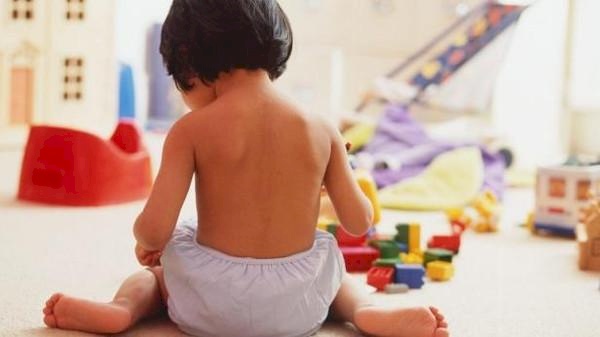 احذروا هذه الوضعية لجلوس اطفالكم أمام التلفاز