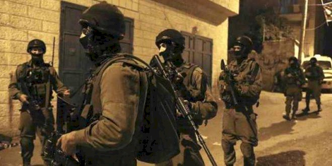 الاحتلال يعتدي على 5 أشقاء بالخليل