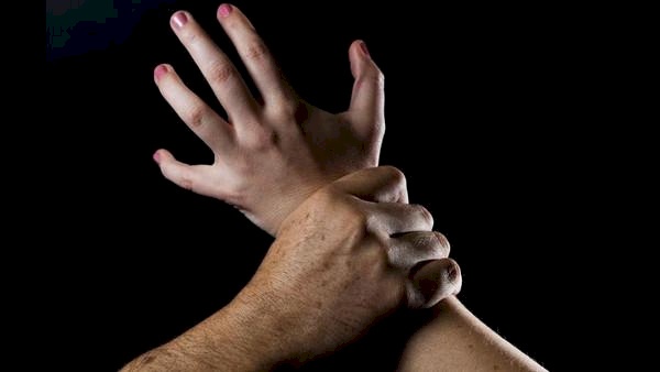 جريمة مروعة.. 4 جناة اغتصبوا فتاة وصوروها عارية