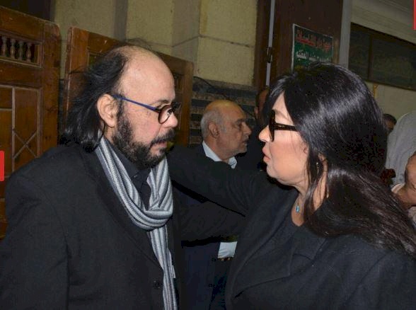 صور| طلعت زكريا يصدم الجميع بشكله في عزاء شقيقته