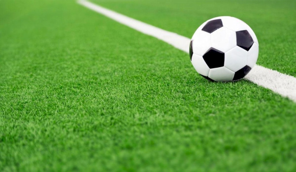 لحظة وفاة لاعب مغربي داخل الملعب.. فيديو