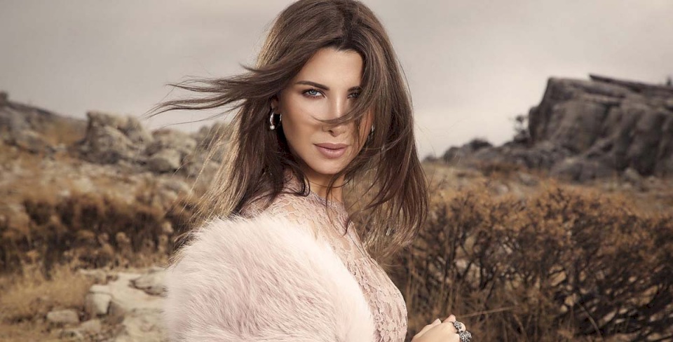 ما سر هذه القطعة التي لا تستغني عنها نانسي في صور ألبوماتها