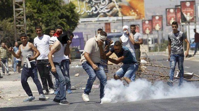 إصابة بالصدر والكتف خلال مواجهات في مخيم الأمعري