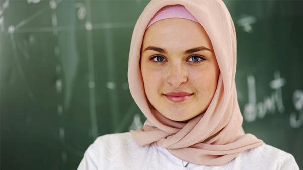 180 ألف دولار لـ 3 نساء أجبرن على خلع الحجاب !