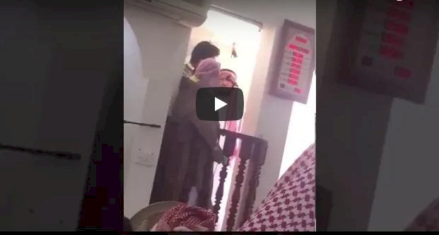 فيديو/ "مختل عقليا" يعتلي منبر مسجد.. ماذا حدث؟