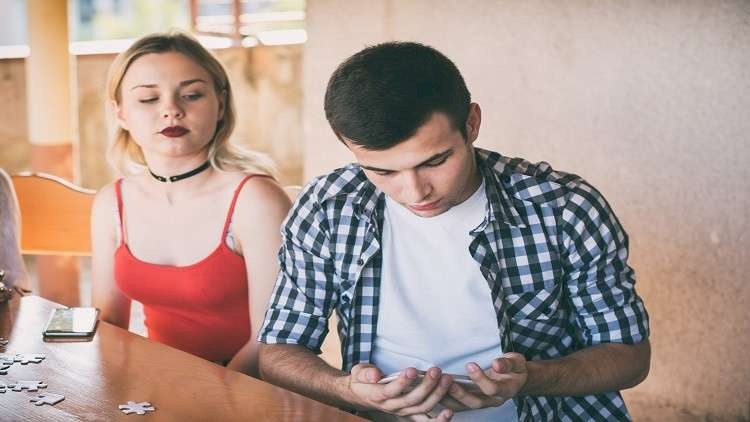 لماذا نشعر بالغيرة في العلاقات العاطفية؟