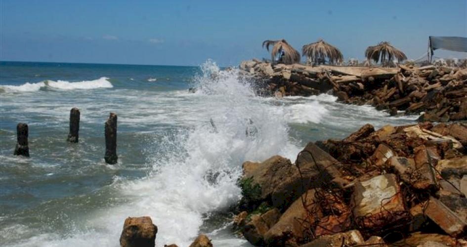 انتشال عائلة سقطت مركبتها في ميناء غزة