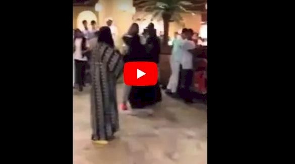 فيديو/ حدث غريب في احدى "المولات" الخليجية !