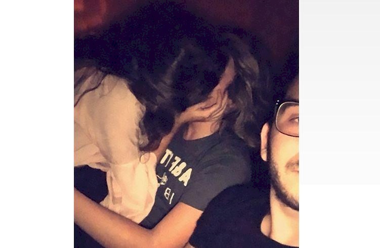 صورة | شاب يلتقط سيلفى لحظة خيانة حبيبته له دون أن تراه