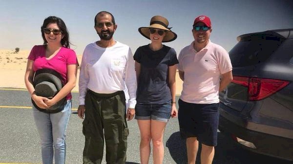 صور| شاهد ماذا فعل محمد بن راشد مع أسرة علقت سيارتها بالرمال