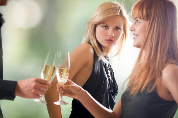 كيف تكتشفين صديقتك الغيورة؟