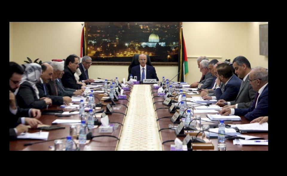 الحكومة تطالب حماس بتسليم قطاع غزة