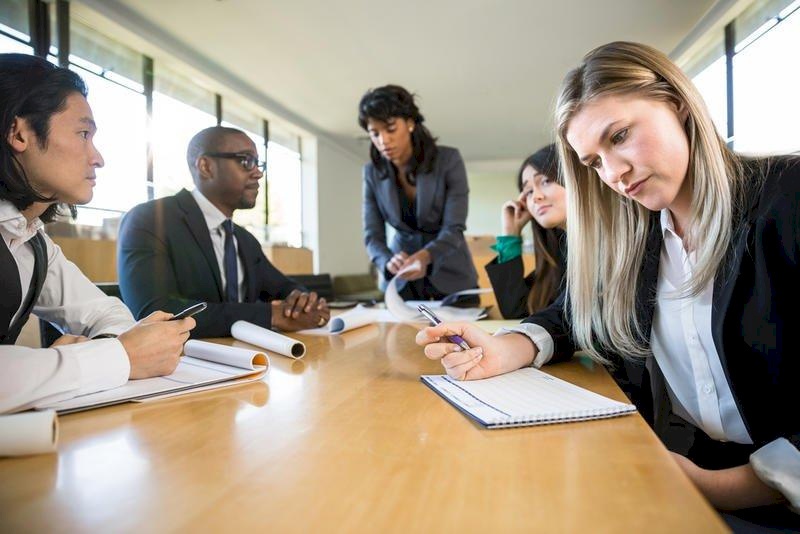 كيف تتعاملين مع ضعف شخصيتك في العمل؟