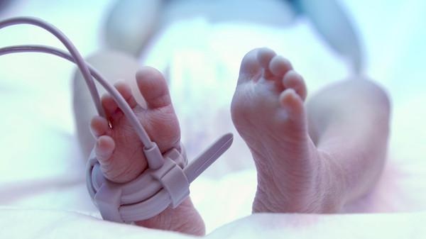 أمها اعتبرت الفيروس كذبة.. فماتت طفلة الـ4 أشهر بالإيدز