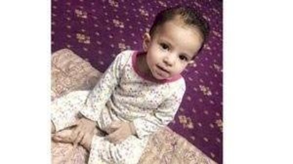 خادمة اثيبوية تختق هذه الطفلة البريئة!