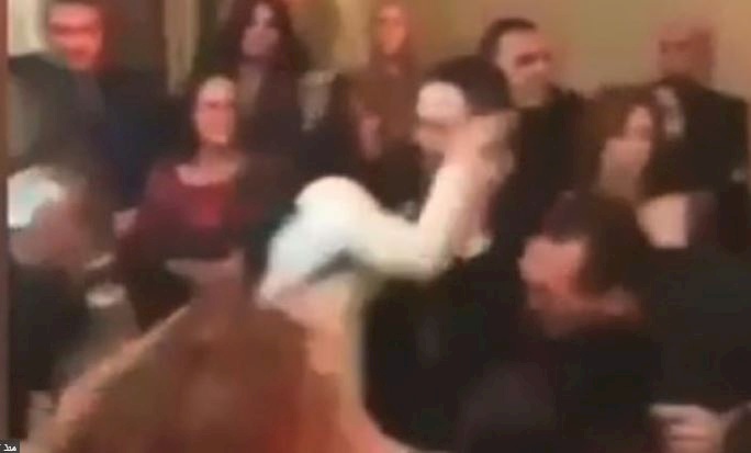 فيديو| قبلة شيرين لعريسها تشعل شبكات التواصل