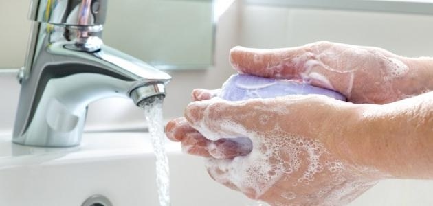 الماء الساخن أم البارد... أيهما أفضل لصحة بشرتك؟