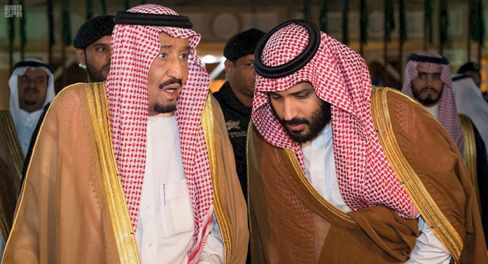 فيديو/ رد فعل ولي العهد لحظة وصول الملك سلمان