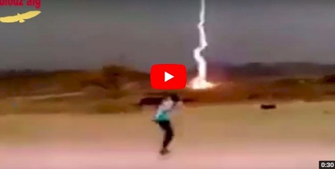 فيديو/ طفل سعودي ينجو من صاعقة 