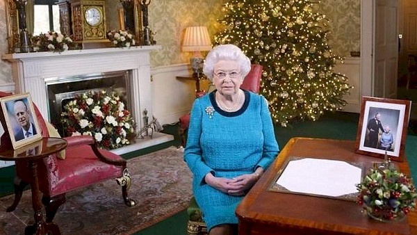 لماذا تحتفل ملكة بريطانيا بعيد ميلادها مرتين في العام؟