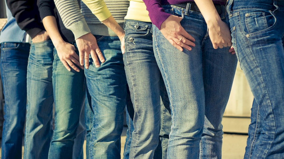 فيديو.. حيل مميزة لإعادة استخدام "البنطلونات" القديمة