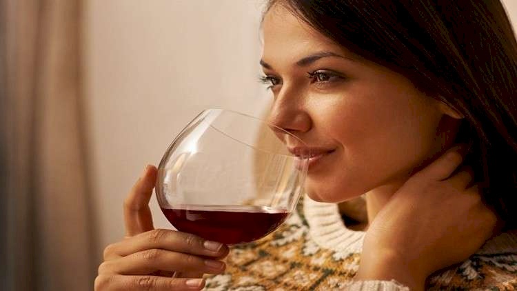 كيف يؤثر شرب الكحول على النساء أثناء فترة الحيض؟
