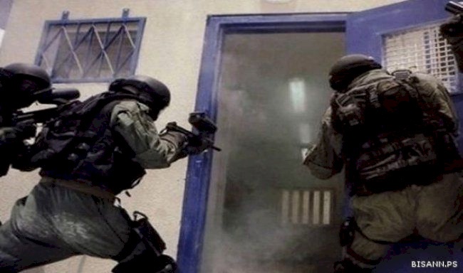 الاحتلال يقتحم سجن "ايشل" ويعتدي على الاسرى