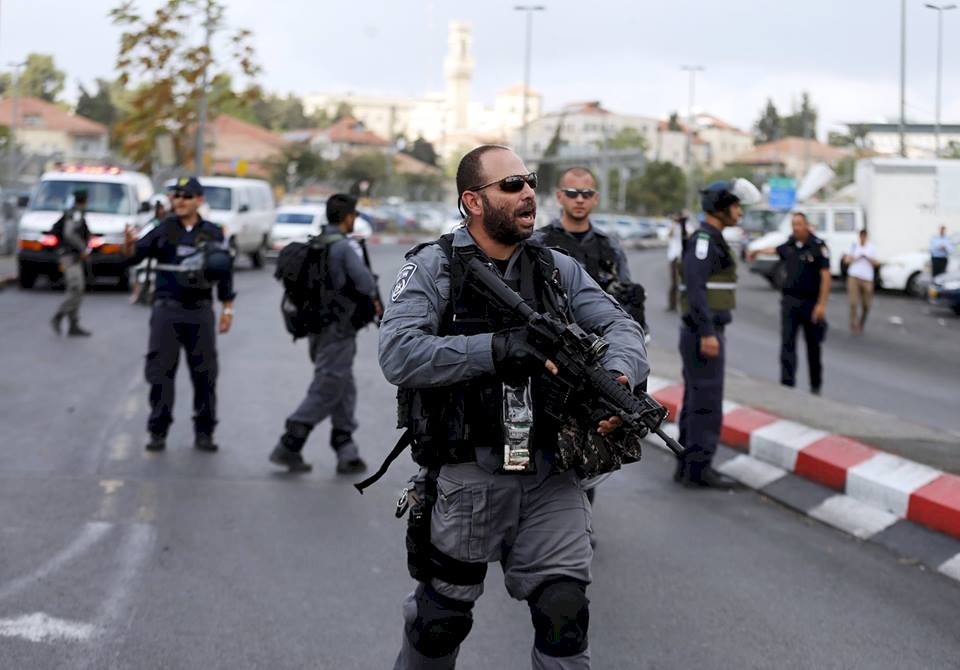 الاحتلال يغلق طرقاً في القدس 