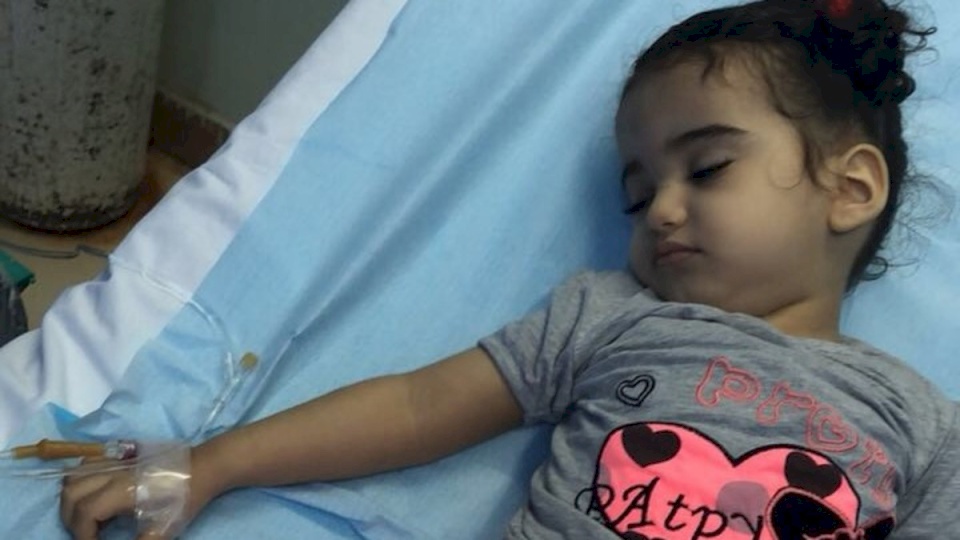 عائشة.. طفلة دخلت المستشفى تمشي وخرجت جثة هامدة