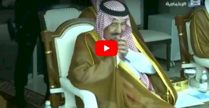 شاهد ماذا فعل الملك سلمان عندما رأى صورة والده