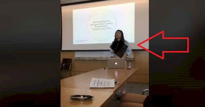 طالبة جامعية تتعرى على "فيسبوك مباشر"!