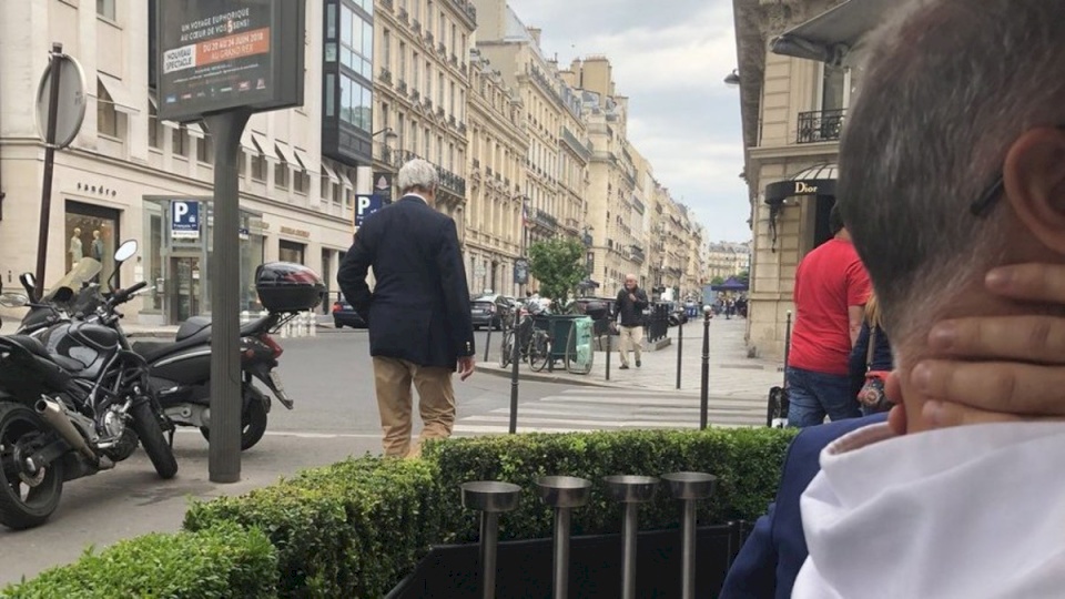 صور وشبهات تلاحق كيري.. هل اجتمع مع إيرانيين في باريس؟