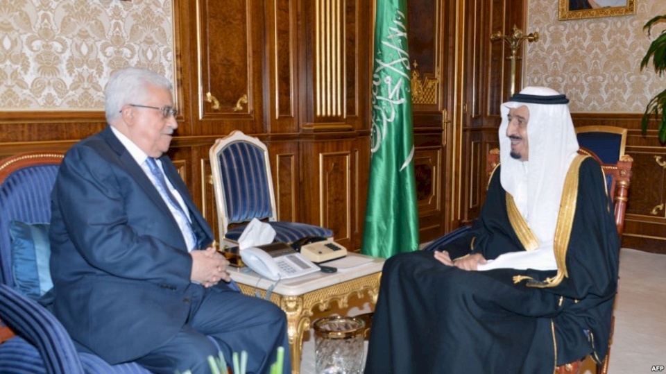 العاهل السعودي يهاتف الرئيس عباس