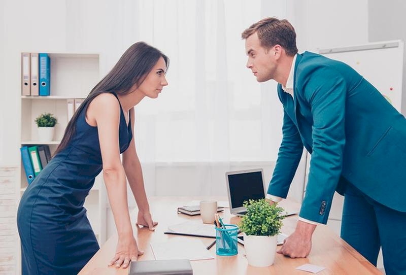 لماذا لا يعترف الرجال بذكاء النساء؟