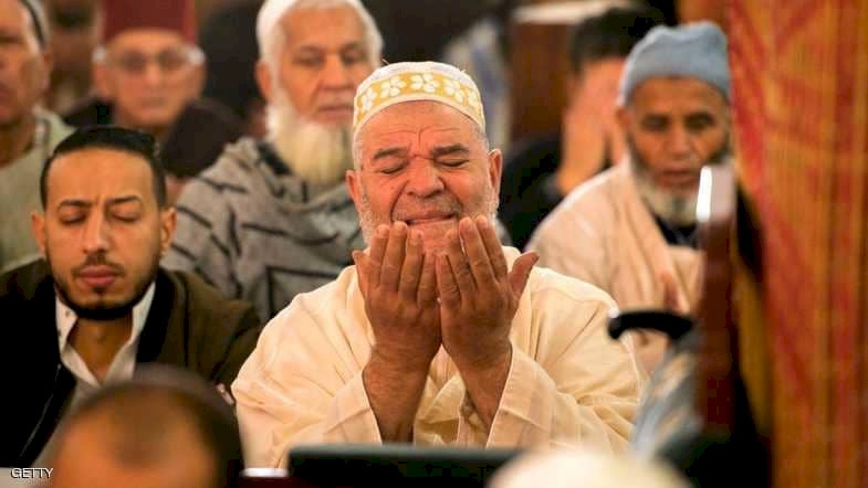 حارس أمن "خصوصي" بمسجد مغربي لراحة المصلين!