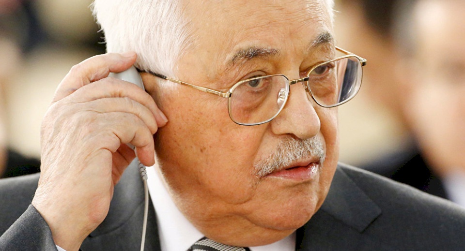 عريقات: الرئيس يتابع عمله من داخل المشفى 