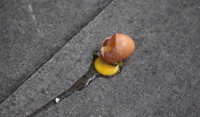 مواطنون يرشقون وفدا أمريكيا بالبيض والأحذية