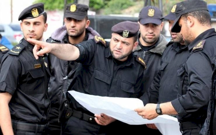 موظفون مقطوعة رواتبهم يقتحمون مكتب فتح بغزة