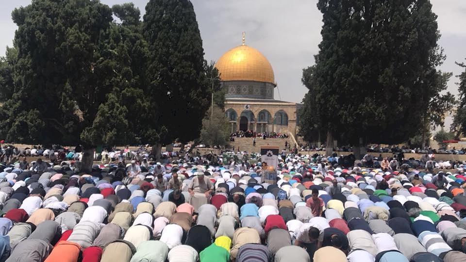 صور/ 200 ألف مصل يؤدون الجمعة الثانية بالأقصى