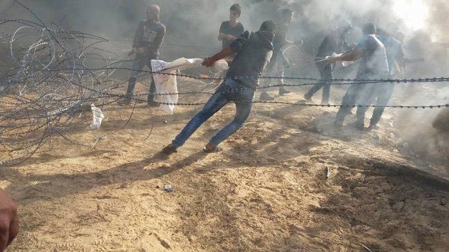 غزة: شبان يحرقون موقعاً لقناصة الاحتلال