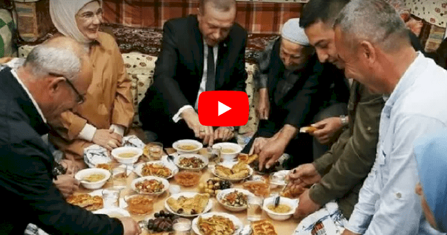 شاهد/ أردوغان يفطر في منزل عائلة فقيرة