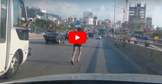 شاهد/ سكران شبه عاري في شوارع مدينة عربية ! 